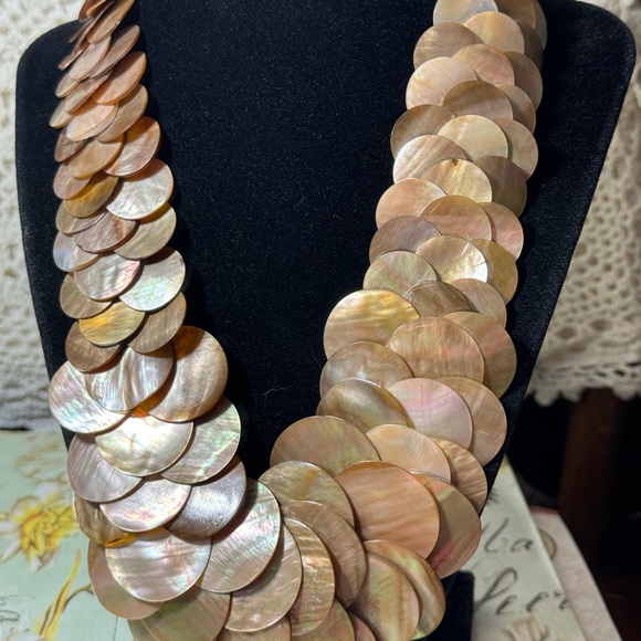 Mother of Pearl scalloped pink reflective necklace. - Picture 3 of 8